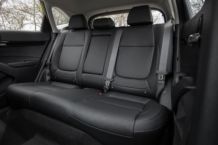 Theo thông tin ở thị trường nước ngoài, khoang hành lý của Kia Seltos 2020 có thể tích là 685 lít khi dựng hàng ghế sau và lên đến 1.758 lít nếu gập hàng ghế sau xuống. Nội thất của Kia Seltos 2020 có phần tương đồng với người anh em Hyundai Kona khi màn hình giải trí trung tâm có kết nối Android Auto và Apple CarPlay được đặt nổi.