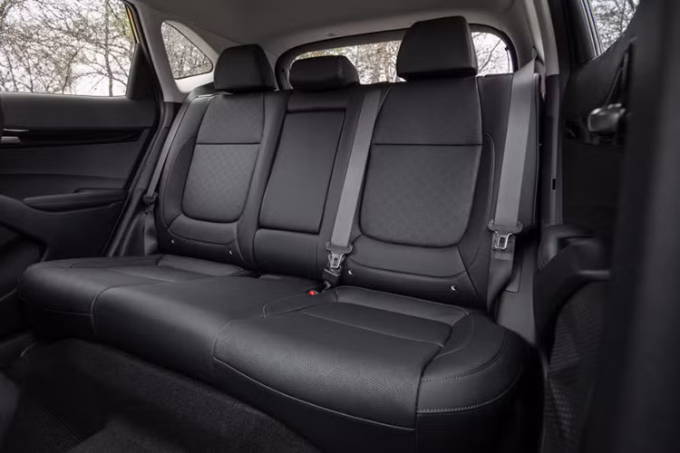 Theo thông tin ở thị trường nước ngoài, khoang hành lý của Kia Seltos 2020 có thể tích là 685 lít khi dựng hàng ghế sau và lên đến 1.758 lít nếu gập hàng ghế sau xuống. Nội thất của Kia Seltos 2020 có phần tương đồng với người anh em Hyundai Kona khi màn hình giải trí trung tâm có kết nối Android Auto và Apple CarPlay được đặt nổi.