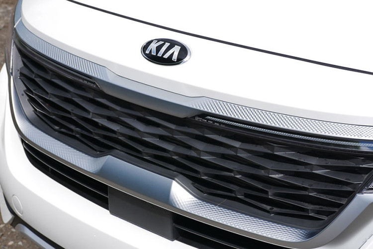 Bên cạnh đó, theo như một hình ảnh được cho là rò rỉ từ nội bộ ghi lại, nhiều khả năng Kia Seltos sẽ được phân phối với 4 phiên bản cùng 2 tùy chọn động cơ 1.4L hoặc 1.6L. Đại diện của THACO chưa lên tiếng xác thực về tính chính xác của hình ảnh này, nhưng chúng ta có thể bắt gặp cách đặt tên phiên bản quên thuộc của doanh nghiệp Việt: Seltos 1.4 Deluxe, Seltos 1.4 Luxury, Seltos 1.4 Premium và Seltos 1.6 Premium.