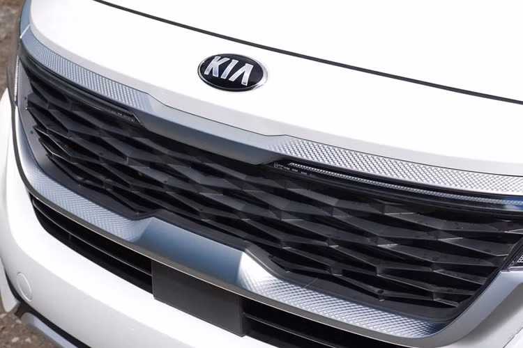 Bên cạnh đó, theo như một hình ảnh được cho là rò rỉ từ nội bộ ghi lại, nhiều khả năng Kia Seltos sẽ được phân phối với 4 phiên bản cùng 2 tùy chọn động cơ 1.4L hoặc 1.6L. Đại diện của THACO chưa lên tiếng xác thực về tính chính xác của hình ảnh này, nhưng chúng ta có thể bắt gặp cách đặt tên phiên bản quên thuộc của doanh nghiệp Việt: Seltos 1.4 Deluxe, Seltos 1.4 Luxury, Seltos 1.4 Premium và Seltos 1.6 Premium.