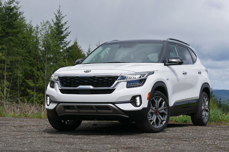 Đúng theo thông tin được giới tư vấn bán hàng hé lộ vào hồi đầu tháng 2/2020, THACO sẽ phân phối Kia Seltos 2021 mới – mẫu xe lần đầu tiên xuất hiện tại Việt Nam trong năm nay nhưng theo những chia sẻ mới nhất, thời gian ra mắt chính thức của mẫu SUV đô thị cỡ B này vẫn chưa được doanh nghiệp Việt ấn định cụ thể, dự kiến trong quý IV năm nay.