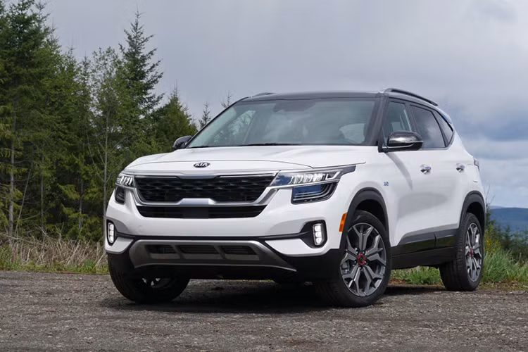 Đúng theo thông tin được giới tư vấn bán hàng hé lộ vào hồi đầu tháng 2/2020, THACO sẽ phân phối Kia Seltos 2021 mới – mẫu xe lần đầu tiên xuất hiện tại Việt Nam trong năm nay nhưng theo những chia sẻ mới nhất, thời gian ra mắt chính thức của mẫu SUV đô thị cỡ B này vẫn chưa được doanh nghiệp Việt ấn định cụ thể, dự kiến trong quý IV năm nay.