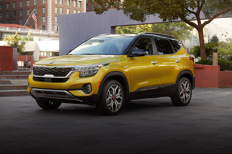 Các trang bị an toàn nổi bật của Kia Seltos tại thị trường này gồm có 6 túi khí, hệ thống chống bó cứng phanh ABS, phân bổ lực phanh điện tử EBD, cân bằng điện tử ESC, hỗ trợ khởi hành ngang dốc, camera lùi và cảm biến đỗ xe. Dự đoán, mưc giá xe Kia Seltos 2021 mới tại Việt Nam sẽ khá mềm do được lắp ráp CKD để cạnh tranh với các đối thủ cùng phân khúc.