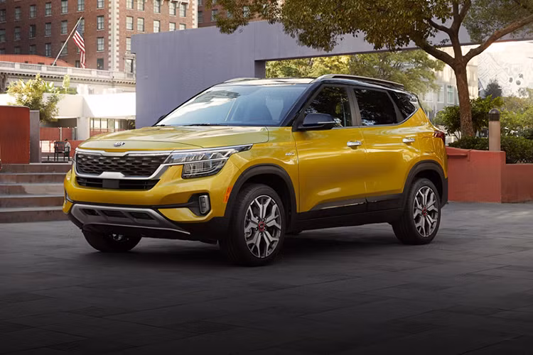 Các trang bị an toàn nổi bật của Kia Seltos tại thị trường này gồm có 6 túi khí, hệ thống chống bó cứng phanh ABS, phân bổ lực phanh điện tử EBD, cân bằng điện tử ESC, hỗ trợ khởi hành ngang dốc, camera lùi và cảm biến đỗ xe. Dự đoán, mưc giá xe Kia Seltos 2021 mới tại Việt Nam sẽ khá mềm do được lắp ráp CKD để cạnh tranh với các đối thủ cùng phân khúc.