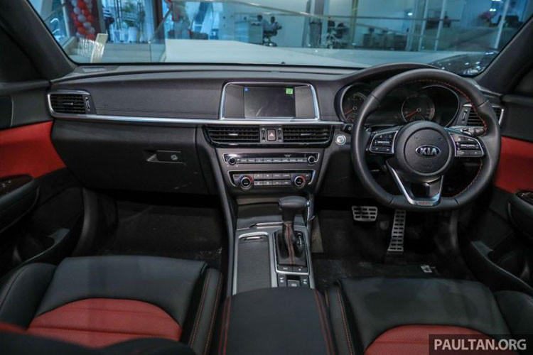 Đối với nội thất, mẫu sedan cỡ trung đến từ Hàn Quốc sở hữu không gian bên trong khá hiện đại và gọn gàng với bố trí bảng táp-lô quen thuộc bao gồm một màn hình 4,3 inch đặt giữa 2 đồng hồ đo sau vô lăng cùng một màn hình lớn hơn đặt ở trung tâm để hiển thị thông tin giải trí.