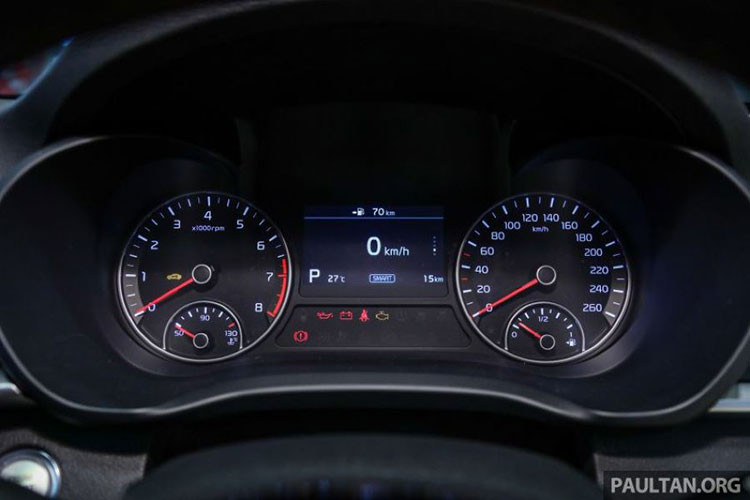 Thay đổi lớn nhất của cabin xe là thiết kế vô lăng 3 chấu mới tích hợp lẫy chuyển số và một vài phím điều khiển chức năng khác. Ngoài ra, Optima 2019 còn có một vài tính năng đáng chú ý khác như hệ thống đèn viền, ghế trước chỉnh điện 8 hướng với chức năng nhớ vị trí/sưởi/thoáng khí, mở cửa/khởi động máy không cần chìa khóa, rèm che nắng sau, sạc điện thoại không dây hay phanh đỗ xe điện tử.