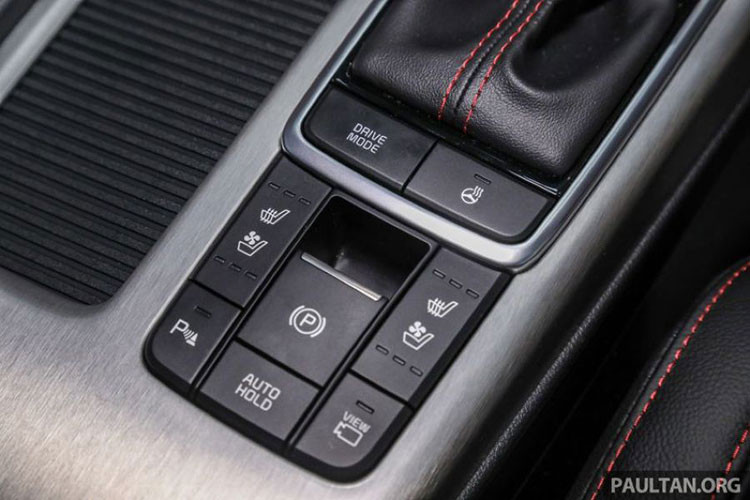 Là bản cao cấp nhất trong dòng sản phẩm, Kia Optima GT mới tiếp tục được phân biệt với nội thất bọc da đỏ phối đen, đi kèm logo GT trên ghế và vô lăng, chưa hết, bản GT còn có thêm cửa sổ trời chỉnh điện. 