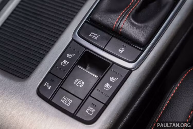 Là bản cao cấp nhất trong dòng sản phẩm, Kia Optima GT mới tiếp tục được phân biệt với nội thất bọc da đỏ phối đen, đi kèm logo GT trên ghế và vô lăng, chưa hết, bản GT còn có thêm cửa sổ trời chỉnh điện. 