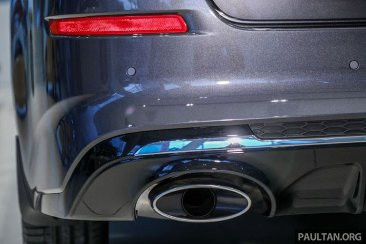 Đuôi xe được bổ sung cụm đèn hậu LED, bên dưới là bộ khuếch tán nâng cấp và ống xả đơn quen thuộc, đèn phản quang của xe cũng được đẩy lên vị trí cao hơn. Riêng bản GT vẫn có ống xả kép hình bầu dục như trước. Hoàn thiện diện mạo bên ngoài của Optima mới là bộ mâm hợp kim thiết kế hình quạt kích thước 18 inch, lốp Michelin Pilot Sport 3 235/45.