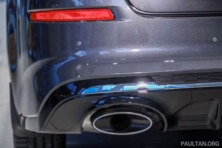 Đuôi xe được bổ sung cụm đèn hậu LED, bên dưới là bộ khuếch tán nâng cấp và ống xả đơn quen thuộc, đèn phản quang của xe cũng được đẩy lên vị trí cao hơn. Riêng bản GT vẫn có ống xả kép hình bầu dục như trước. Hoàn thiện diện mạo bên ngoài của Optima mới là bộ mâm hợp kim thiết kế hình quạt kích thước 18 inch, lốp Michelin Pilot Sport 3 235/45.