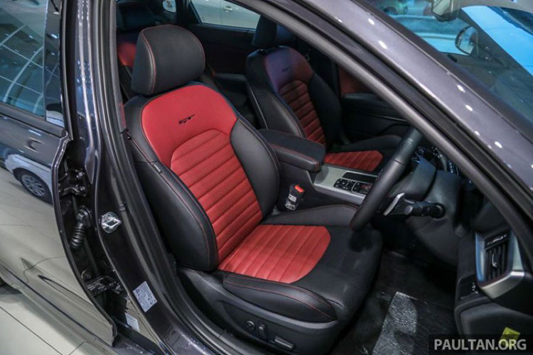 Các trang bị an toàn nổi trội của mẫu xe Kia Optima đời mới này sẽ bao gồm; camera 360 độ với đường kẻ hướng dẫn đỗ xe, cảnh báo khoảng cách đỗ xe khi tiến/lùi, cân bằng điện tử, kiểm soát lực bám đường, phanh chống bó cứng và 6 túi khí...