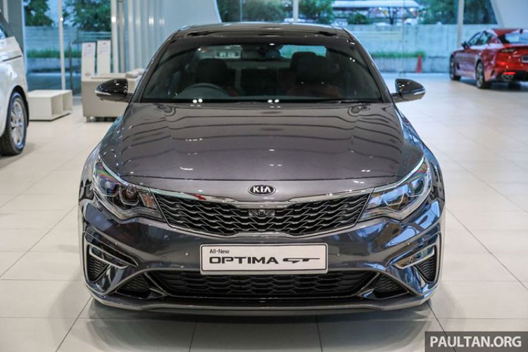 Giống như phiên bản nâng cấp ở Hàn Quốc và châu Âu, Kia Optima 2019 sẽ ra mắt Malaysia vào đầu tháng tới cũng sở hữu thiết kế ngoại thất cải tiến mạnh mẽ, nổi bật nhất là cụm lưới tản nhiệt mũi hổ đặc trưng của Kia với những nan dọc tương tự như mẫu K7 cao cấp hơn, riêng ở bản GT, các mắt lưới tản nhiệt của Optima mới sẽ có hình chữ V khác biệt.