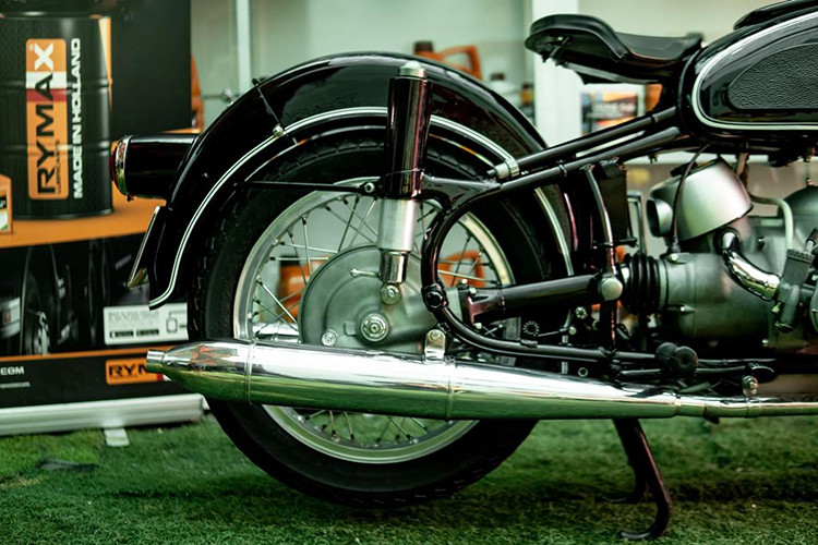 Ở phía sau, thiết kế yên xe dạng solo (dạng đơn), kiểu thiết kế phổ biến thời điểm những năm 70 của thế kỷ trước, kết hợp cùng ghi đông góc lái rộng khiến tư thế ngồi khá đặc biệt. Tuy nhiên, đối với dân chơi xe chuyên nghiệp, đây cũng là điểm cuốn hút nhất của dòng BMW R-series.