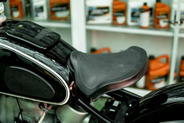 Khung xe làm bằng thép ống cấu trúc khung đôi, kiểu lồng chim bảo đảm độ cứng vững và ổn định. Bản thân xe nặng hơn một số môtô dòng R khác và có thể tải trọng lượng lên tới 202 kg. Kích thước tổng thể xe Dài X Rộng x Cao lần lượt 2125 mm × 722 mm × 980 mm. Trục cơ sở xe dài 1415 mm.