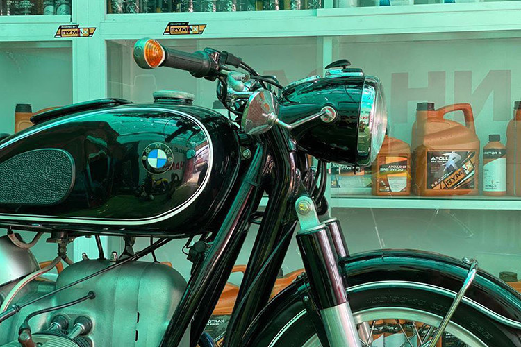 Chiếc xe BMW R69s sản xuất năm 1969 trong bài viết này thuộc sở hữu của một dân chơi xe nổi tiếng tại Sài Gòn. Theo chủ nhân chia sẻ, "phiên bản cuối cùng của R-series- rất hiếm. Xe mang thiết kế cổ điển, nam tính và cũng mang giá trị sưu tầm cao."