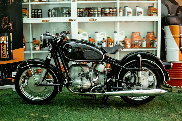 Tại Việt Nam, số lượng xe môtô cổ BMW R69s chỉ còn đếm trên đầu ngón tay. Tuy nhiên, giá xe BMW R69s 1969 nếu tính theo thời giá hiện nay cũng lên đến vài trăm triệu đồng. Đó là con số rất lớn so với giá gốc của xe khi xuất xưởng, nhưng muốn mua được cũng không hề dễ dàng.