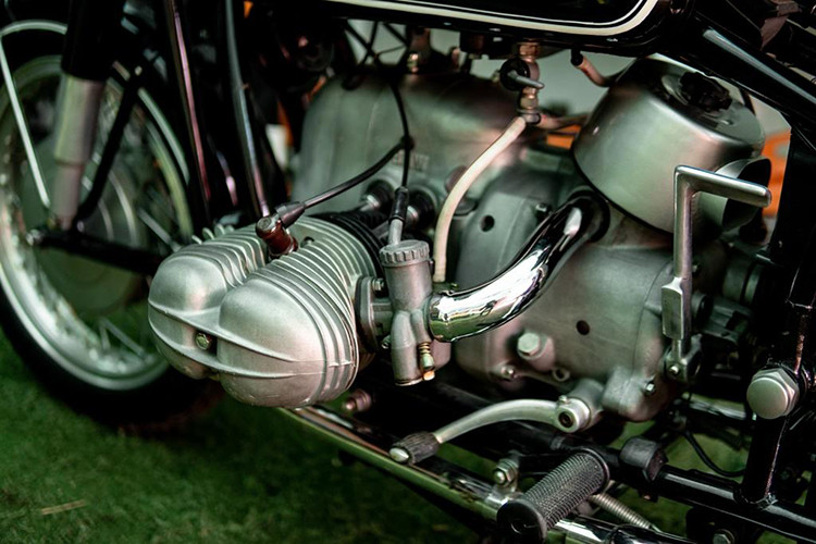 Có thể thấy, thiết kế phía sau của xe gần như tách biệt với phần trước. Sự liên kết thông qua khung đôi cấu trúc kiểu lồng chim. Khung xe liên kết với phuộc sau và ống xả tạo kết cấu tay đòn đặc biệt, được các kỹ sư thiết kế của BMW tính toán kỹ lưỡng. Xe trang bị lốp với thông số 100/90 – 18 cho bánh trước và 110/90-18 cho bánh sau, kết hợp cùng hệ thống phanh tang trống 200 mm cho cả 2 bánh trước và sau.