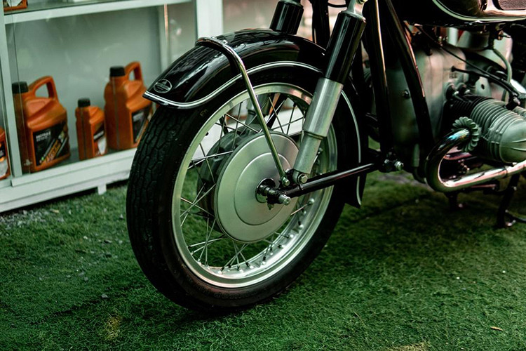 Nhìn từ phía trước, điểm đặc biệt về thiết kế của mẫu BMW R69s này chính là phần đèn xi-nhan được tích hợp vào tay lái cùng với đó là cặp gương chiếu hậu cũng được gắp vào đèn pha, khá thú vị.