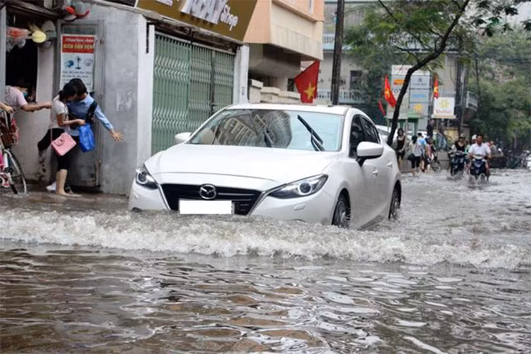 Mưa ngập cũng gây nên hiện tượng ùn tắc và ảnh hưởng tới sức khoẻ cũng như sinh hoạt của người dân. Nước ngậi không chỉ có nước mưa mà còn cả nước thải và rác sinh hoạt cũng hoà vào dòng nước, tràn ra ngoài đường.