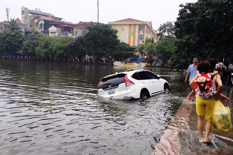 Giao thông trên các tuyến đường từ trước tới nay đông đúc quanh bến xe Mỹ Đình như đường Phạm Hùng, Hồ Tùng Mậu... càng trở nên tắc ngẽn vì người tham gia giao thông "mắc cạn" giữa bốn bề là nước lụt.