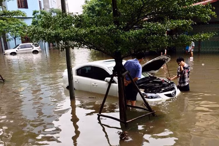 Rất nhiều chiếc xe ôtô đã "chết lâm sàng", không thể gọi xe cứu hộ hay trợ giúp, đành nằm chờ để đợi người đến "cứu". Dự báo thời tiết tại thủ đô Hà Nội sẽ có mưa lớn trong 2 đến 3 ngày tới đây, các chủ xe nên chú ý chuẩn bị đồ dùng cần thiết cho xế yêu của mình.