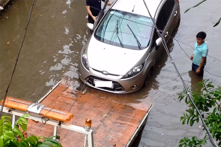 Đa số các tuyến đường nội thành Hà Nội sáng ngày 25/5 đều bị nước mưa đọng không thoát ra được, nhiều xe ôtô chết máy đã phải gọi xe cứu hộ đến, nhiều xe mắc kẹt không gọi được cứu hộ cũng chỉ biết "nằm chờ".