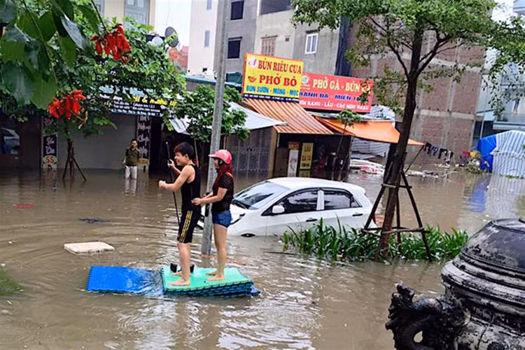Dường như người dân đã quá quen với việc "sống chung với lũ" tại thủ đô. Rất nhiều những hình ảnh bi hài thể hiện một vài lạc quan của người dân đối với thiên tai và thực trạng hạ tầng thấp kém của hệ thống thoát nước.