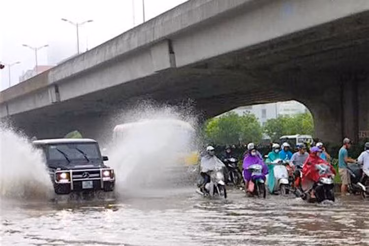 Ngay một số đoạn đoạn giao thông trên Láng Hoà Lạc, Trần Duy Hưng, Lê Văn Lương... nơi có giao thông được xem là có cơ sở hạ tầng hiện đại cũng bị ngập úng cục bộ, cản trở sinh hoạt của người dân.