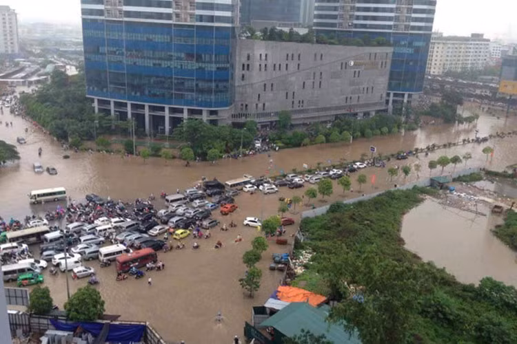Vào thời gian cao điểm sáng nay, lượng người tham gia giao thông tăng lên đột biến đã gây nên hiện tượng ùn tắc cục bộ trên nhiều tuyến phố khiến giao thông thủ đô bỗng trở thành "đường sông" cho hàng trăm xe máy và xế hộp.