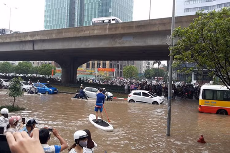 Chỉ sau trận mưa lớn kéo dài nhiều giờ đêm ngày 24/5, giao thông Thủ đô Hà Nội sáng hôm nay bỗng trở thành "sông" bởi có nhiều tuyến đường ngập lớn. Sau cơn mưa, hàng trăm phương tiện giao thông - đặc biệt là ôtô "chết lâm sàng" do ngập nước.