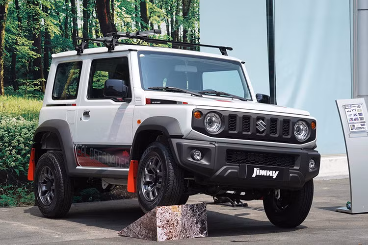 Mẫu xe SUV địa hình cỡ nhỏ là Suzuki Jimny đã qua thời "nóng sốt" cộng thêm sự giới hạn về số lượng và tính đa dụng nên không tránh khỏi tình trạng doanh số kém. Trong tháng vừa qua, mẫu xe này đạt doanh số chỉ 46 chiếc và xếp ở vị trí thứ 10. Đây cũng là điều dễ hiểu, khi Suzuki Jimny là mẫu xe chơi dành cho những khách hàng cá tính.