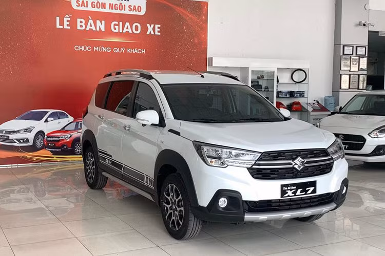 Tương tự như "người anh em" Ertiga Hybrid, mẫu MPV Suzuki XL7 đang trong giai đoạn bán nốt hàng tồn để đón phiên bản mới nên doanh số hạn chế. Doanh số bán xe của XL7 trong tháng vừa qua đạt 19 xe và xếp thứ 6 trong top 10 xe bán chậm nhất toàn thị trường Việt Nam.