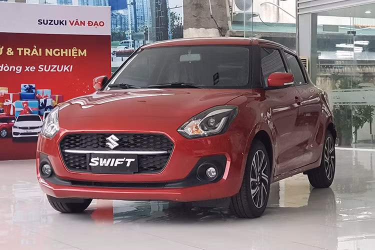 Vị trí thứ 2 thuộc về Suzuki Swift với doanh số đạt 8 xe, giảm 12,5%. Kết quả này không quá ngạc nhiên với những người trong giới ôtô khi Swift vốn thuộc nhóm xe gầm thấp ngày càng kén khách tại Việt Nam, trong khi các trang bị không nổi bật so với loạt đối thủ mạnh như Toyota Vios, Hyundai Accent hay Honda City. 