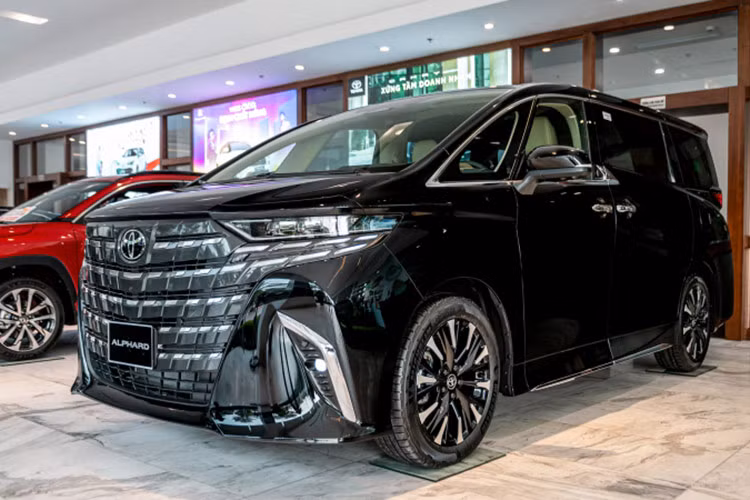 Tương tự Isuzu mu-X, Toyota Alphard cũng đạt doanh số 18 xe, tăng 10 xe so với tháng trước. Đây là mẫu xe thường xuyên góp mặt trong top xe bán kém nhất thị trường vì bản thân Toyota Alphard vốn không dành cho số đông khi sở hữu giá bán lên đến 4,37 tỷ đồng.