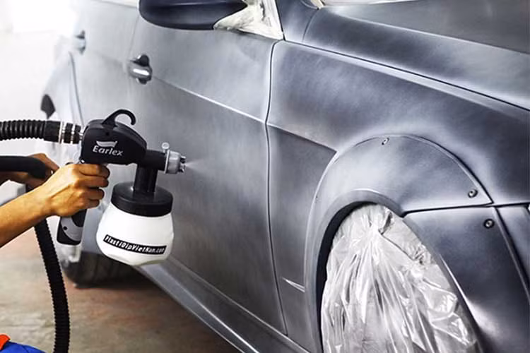 Cũng không ít chủ xe dùng mẹo truyền miệng như dầu hôi (dầu hoả), xăng, kem cana... đã xử lý được vấn đề bóc đề can dính, nhưng tiềm ẩn không ít nguy cơ hại nước sơn xe. Khiến cho xe có nước sơn zin còn mới, rất dễ bay màu hoặc phai sơn dặm vá, thậm chí một số người không biết cách còn khiến cho chiếc xe yêu của mình phải đi sơn lịa hoàn toàn.