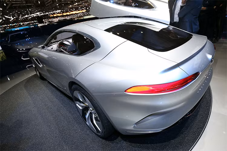 Chiếc HK GT sở hữu một ngoại hình vừa thể thao vừa thanh lịch với phần thân dài, dập mạnh ở nắp ca pô. Nhấn mạnh đầu xe là phần lưới tản nhiệt lớn, dang rộng 2 bên với các lưới bo tròn xung quanh logo ở giữa.