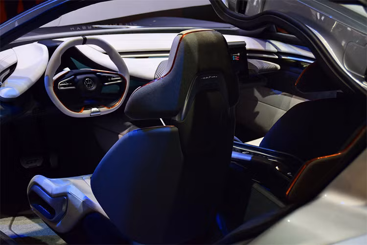 Mẫu Pininfarina HK GT Concept gợi nhớ đến các siêu xe hạng sang thuộc "gia đình" Mercedes-AMG GT. Nhưng lại không giống như hãng xe Đức, mẫu xe mới này có đến 4 chỗ ngồi và sở hữu nội thất vô cùng tinh tế.