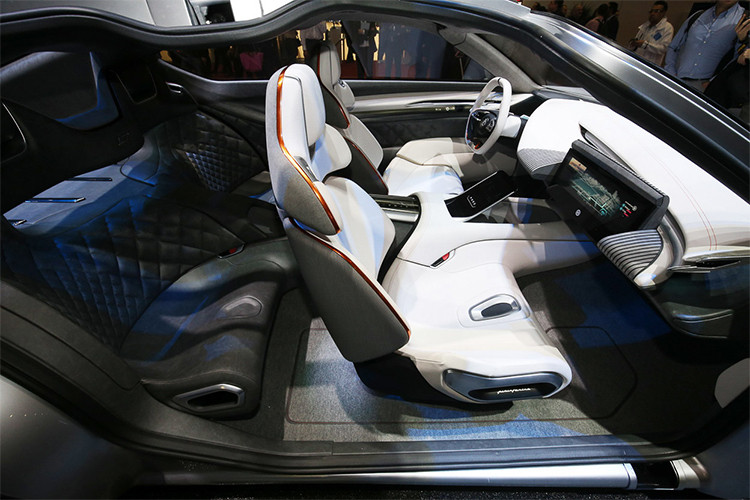 Các nan lưới tạo dáng mở rộng như cánh hoa này cũng chính là hệ thống đèn pha của xe. Các cửa bên cũng mở theo kiểu "chào mừng" ấn tượng.