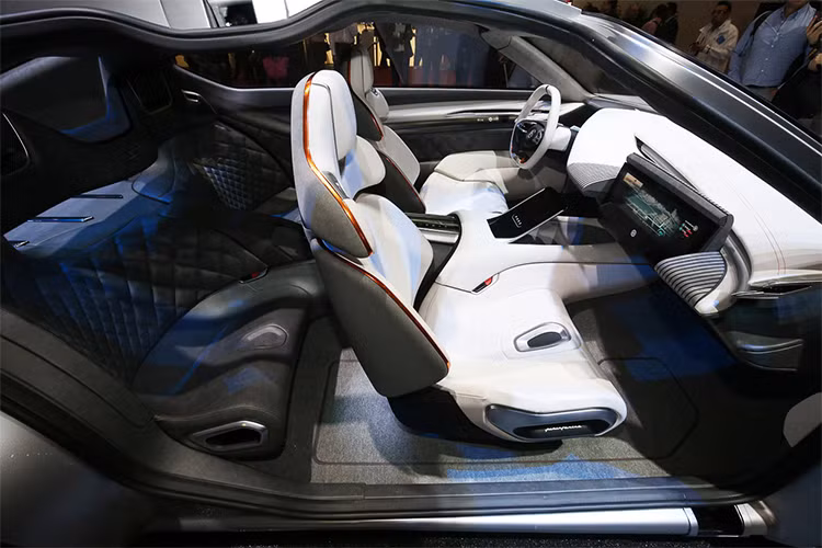 Các nan lưới tạo dáng mở rộng như cánh hoa này cũng chính là hệ thống đèn pha của xe. Các cửa bên cũng mở theo kiểu "chào mừng" ấn tượng.