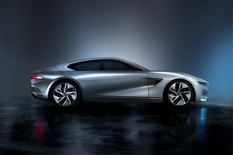 Cụ thế, xe được trang bị chế độ Race và Cruise. Với chế độ đua “Race Mode”, đèn nội thất hiện sáng màu đỏ trong khi ở chế độ hành trình tiện nghi “Cruise Mode”, đèn nội thất sáng màu xanh dương tươi mát. 