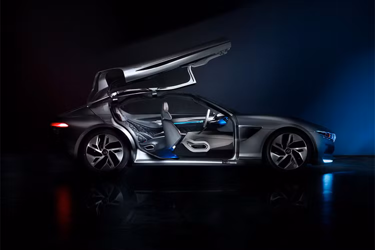 Nhờ vào kích thước trục cơ sở 2.975 mm, kích thước tổng thể Dài x Rộng x Cao tương ứng 4.980 x 2.000 x 1.365 mm mà chiếc xe này bề thế và khá lớn, thoải mái cho 4 người ngồi. HK GT có cấu trúc khung sườn bằng nhôm. Phân bổ trọng lượng trước/ sau đạt 52/48 %.