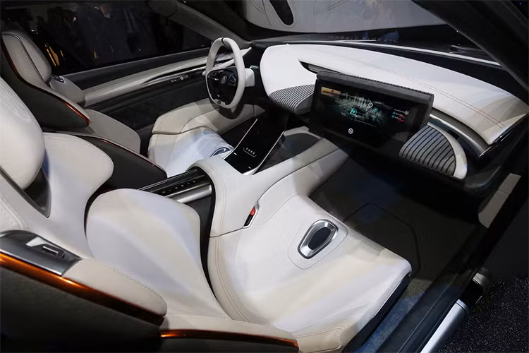 Các ghế được bo tròn và thêu tạo cảm giác ôm gọn người ngồi. Cabin xe gần như loại bỏ các nút bấm cơ học, chỉ còn lại 3 màn hình lớn ở hàng ghế trước. HK GT cũng có 2 cá tính khác nhau nhờ có 2 chế độ vận hành.