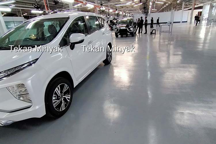 Qua những hình ảnh được đăng lên mạng, có thể thấy Mitsubishi Xpander 2020 mới đi kèm bộ vành 5 chấu nhưng thiết kế đã thay đổi như hình cái quạt giấy. Ngoài ra, mẫu MPV bán chạy này còn đi kèm lưới tản nhiệt mới với 2 nan mạ crôm nổi bật hơn. Trong khi đó, Mitsubishi Xpander bản cũ dùng lưới tản nhiệt 3 nan nằm ngang và có thiết kế phẳng hơn.