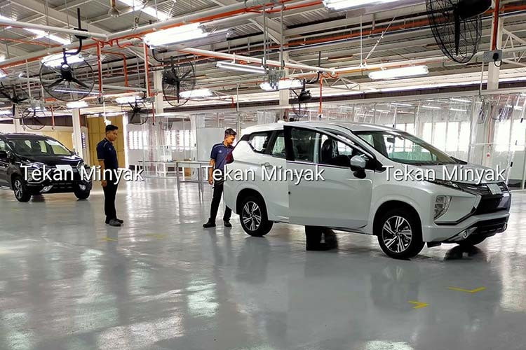 Lần đầu tiên ra mắt vào tháng 8/2017, mẫu xe giá rẻ Mitsubishi Xpander hiện là một trong những cái tên "hot" nhất phân khúc MPV cỡ nhỏ tại thị trường Đông Nam Á. Để duy trì sức hút của mẫu xe này, hãng Mitsubishi có vẻ như đang chuẩn bị tung ra Xpander phiên bản nâng cấp. Những hình ảnh của Mitsubishi Xpander 2020 trong nhà máy đã cho thấy điều này. 