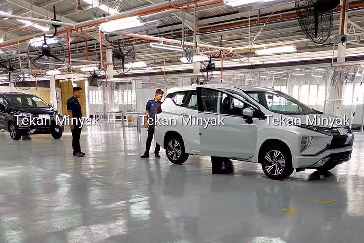 Lần đầu tiên ra mắt vào tháng 8/2017, mẫu xe giá rẻ Mitsubishi Xpander hiện là một trong những cái tên "hot" nhất phân khúc MPV cỡ nhỏ tại thị trường Đông Nam Á. Để duy trì sức hút của mẫu xe này, hãng Mitsubishi có vẻ như đang chuẩn bị tung ra Xpander phiên bản nâng cấp. Những hình ảnh của Mitsubishi Xpander 2020 trong nhà máy đã cho thấy điều này. 