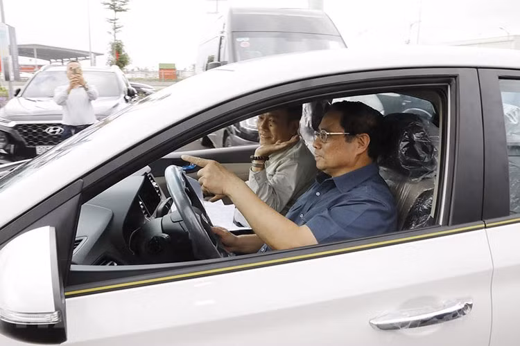 Thủ tướng cho biết, đã đề nghị các bộ, ngành chức năng thiết kế gói giải pháp hỗ trợ chung cho các doanh nghiệp, nhất là liên quan thuế, phí, lệ phí. Các giải pháp kích thích tiêu dùng (một trong những động lực tăng trưởng) cũng được nghiên cứu, tính toán để góp phần tăng tổng cầu.