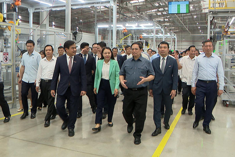 Trước khi làm việc với lãnh đạo tỉnh Ninh Bình vào chiều ngày 18/11 vừa qua, Thủ tướng Phạm Minh Chính đã thăm, động viên lãnh đạo, người lao động tham gia sản xuất tại Tổ hợp sản xuất, lắp ráp ôtô, dịch vụ logistics Huyndai Thành Công tại Khu công nghiệp Gián Khẩu; dự án xây dựng tuyến đường Đông-Tây tỉnh Ninh Bình.