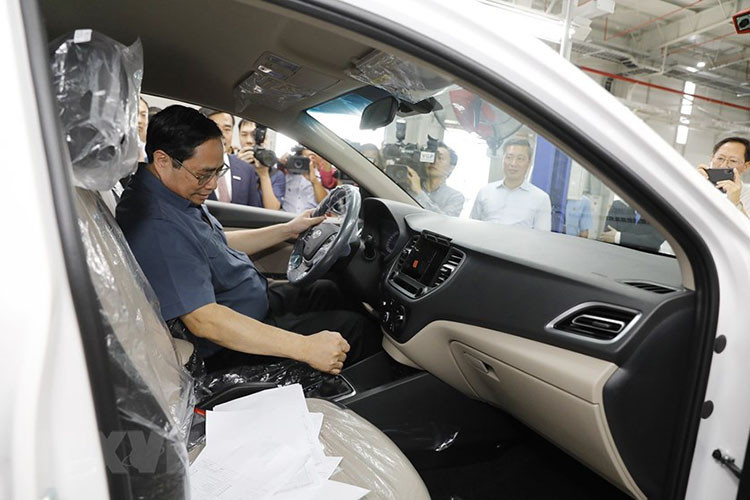 Thủ tướng nêu rõ, chúng ta đang thực hiện sự nghiệp công nghiệp hoá, hiện đại hoá đất nước, trong đó có phát triển công nghiệp ôtô, do đó Tập đoàn phát triển ngành ôtô theo hướng xanh, sạch, hiệu quả. Bên cạnh đó, Tập đoàn cần tích cực nâng cao tỉ lệ nội địa hoá, liên doanh, liên kết, tạo phân khúc; luôn đổi mới công nghệ, mẫu mã, kiểu dáng; đa dạng hoá sản phẩm; đa dạng hoá các chuỗi cung ứng,...