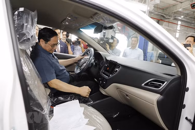 Thủ tướng nêu rõ, chúng ta đang thực hiện sự nghiệp công nghiệp hoá, hiện đại hoá đất nước, trong đó có phát triển công nghiệp ôtô, do đó Tập đoàn phát triển ngành ôtô theo hướng xanh, sạch, hiệu quả. Bên cạnh đó, Tập đoàn cần tích cực nâng cao tỉ lệ nội địa hoá, liên doanh, liên kết, tạo phân khúc; luôn đổi mới công nghệ, mẫu mã, kiểu dáng; đa dạng hoá sản phẩm; đa dạng hoá các chuỗi cung ứng,...