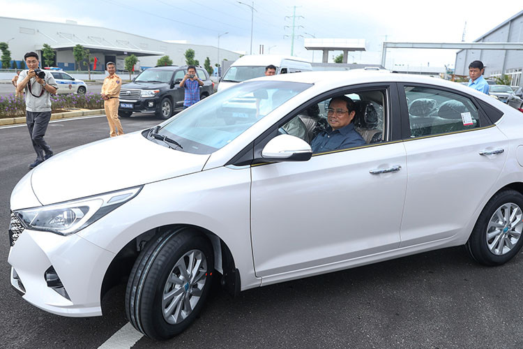 Theo Thủ tướng, trong bối cảnh hội nhập sâu rộng, các chính sách phát triển công ngiệp ôtô phải gắn liền với thực hiện tốt các cam kết quốc tế... Cũng trong chuyến thăm này, Thủ tướng Phạm Minh Chính đã cầm lái thử chiếc xe ôtô do Hyundai Thành Công sản xuất, lắp ráp.